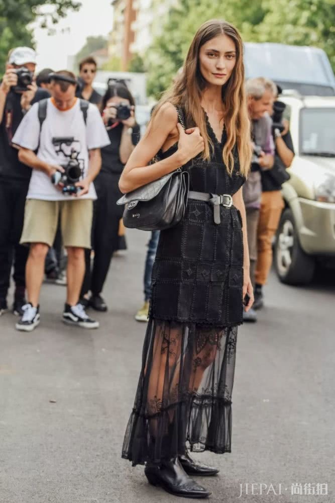 欧美街拍 潮人们秋天最时髦的穿衣打扮方法，那就是裙子叠裙子！