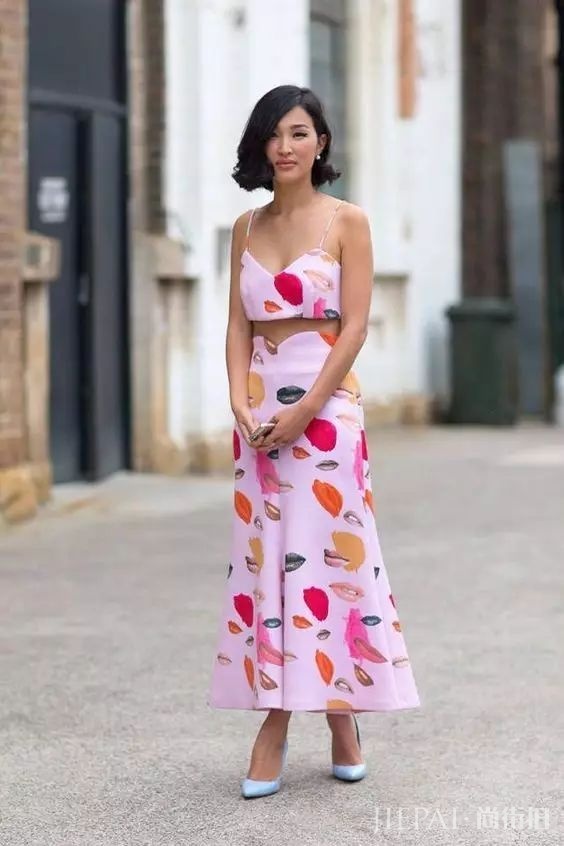 上衣越短越显瘦？欧美街拍告诉你想要显高时髦应该这样穿！