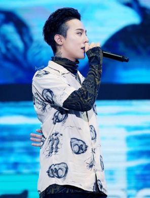 男女生都该学的T恤与长袖叠穿穿法:长袖内搭,配T恤更时尚