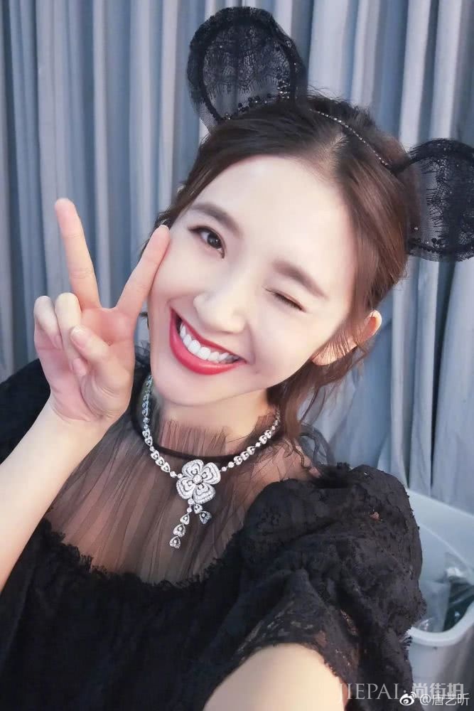 唐艺昕真会化妆 选唇色品味简直好的不要不要的