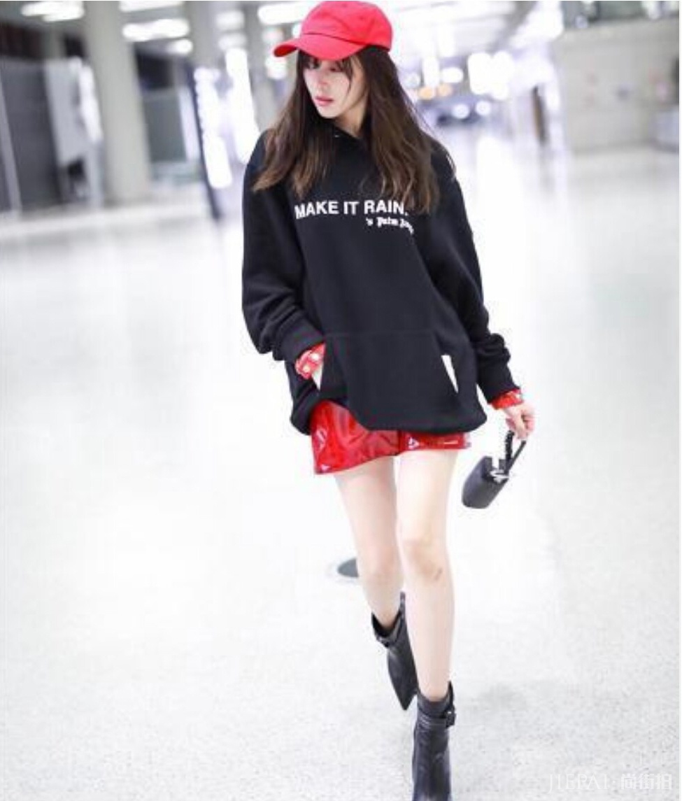 张天爱穿黑色长裙，露出性感锁骨，穿着个性还好看