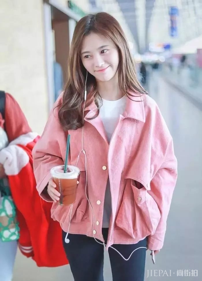 小时候的灯芯绒还记得吗?2018又火了,她们穿上美到犯规