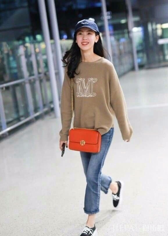 陈都灵机场街拍 包都挎到大腿上了！青春火力全开