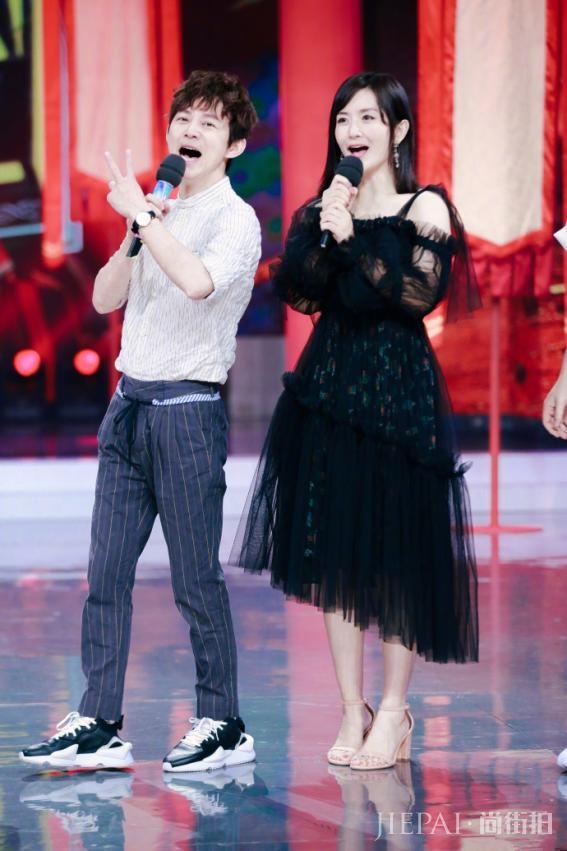 谢娜越来越会穿了!灰色毛衣配橙色高叉裙秀腿,美得像个小仙女