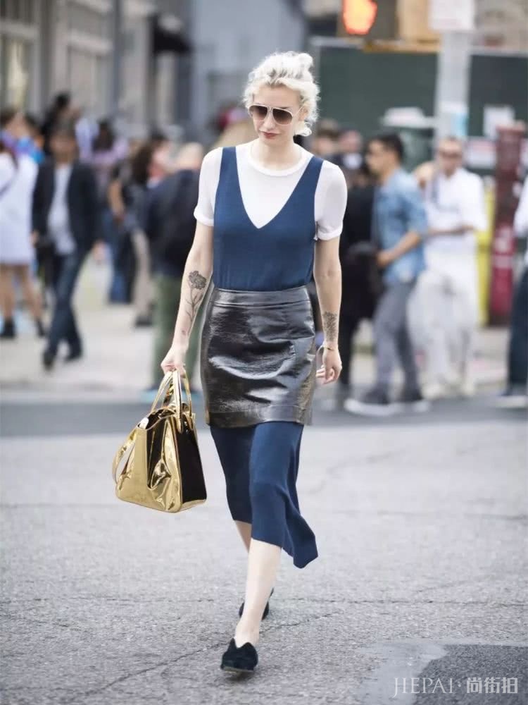 欧美街拍 潮人们秋天最时髦的穿衣打扮方法，那就是裙子叠裙子！