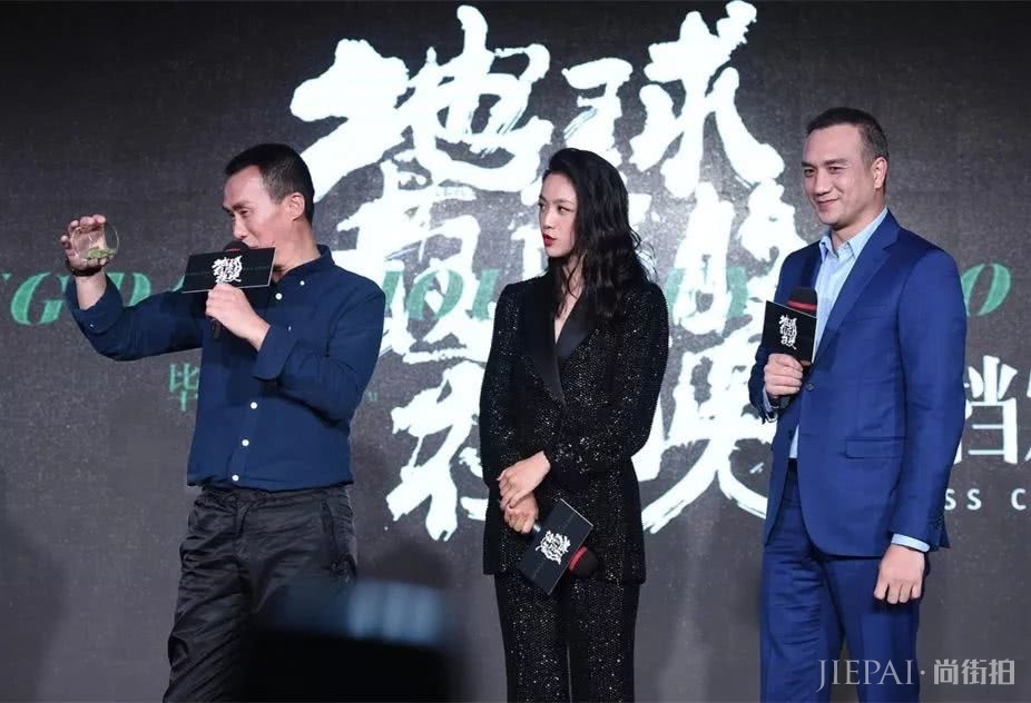 汤唯烈焰红唇配黑发 依然是那个气质女神