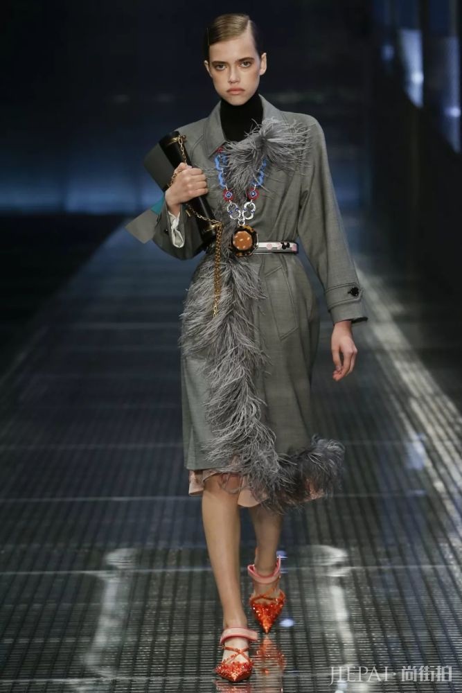 时尚圈的黑科技挂脖包你尝试过吗?