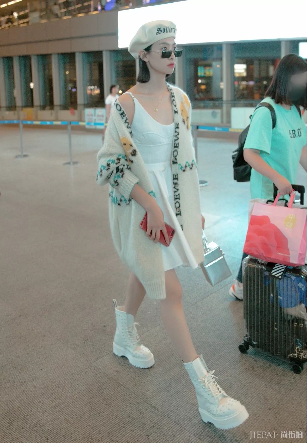 夏天的裙子不用浪费了，秋天这么穿也时髦好看？！