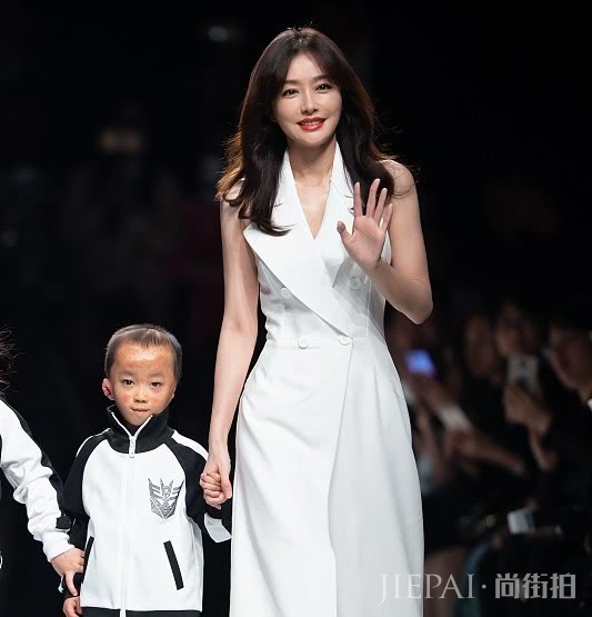 秦岚上海时装周搭配白色套装 演绎优雅好气质