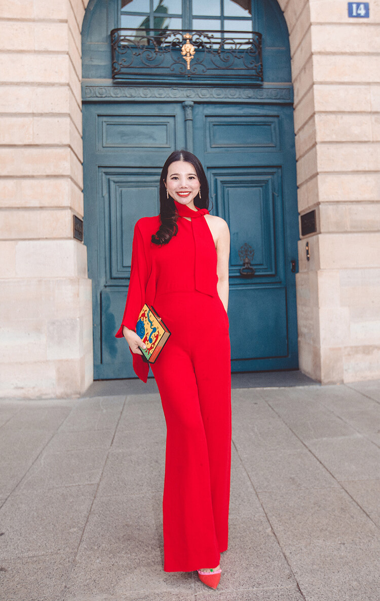 余晚晚巴黎看Valentino大秀 斜肩红色裤装干练知性