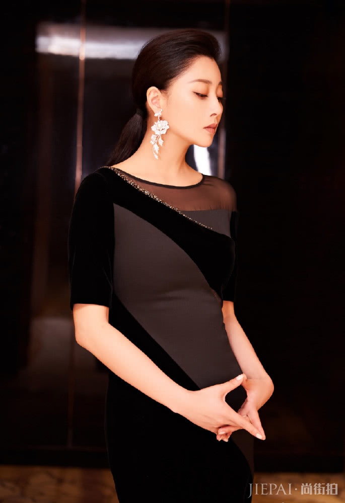 殷桃造型性感大方，一身连衣裙气场全开，但最大的亮点却是发际线