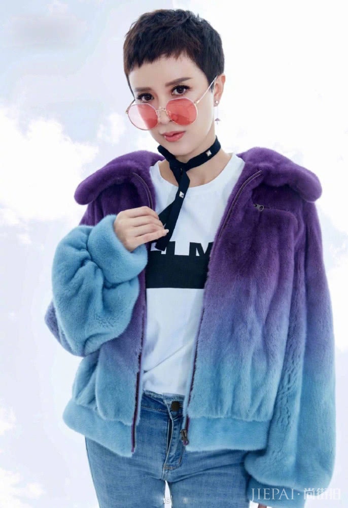 43岁金巧巧拍杂志,穿各种彩色貂皮大衣,拍出了某宝风?