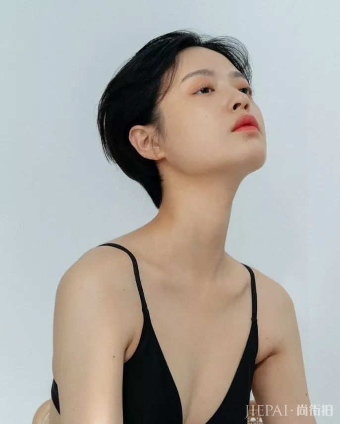 短发女生不够性感？下面给你看看这个五官精致的韩国短发模特…