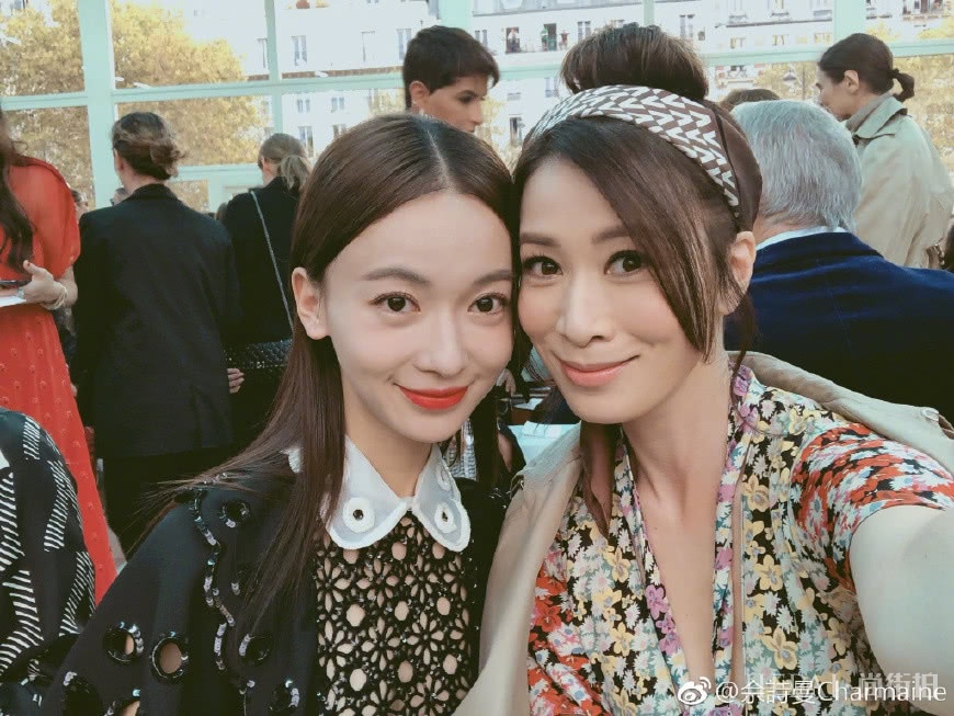 佘诗曼身穿火红色西服套装,皇后变霸道女王,满满时尚大片感