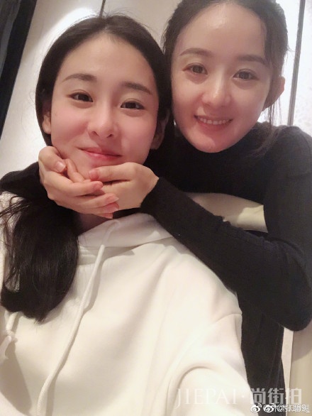 赵丽颖素颜晒婚戒，遮住了肚子，鼻子却暴露了一切