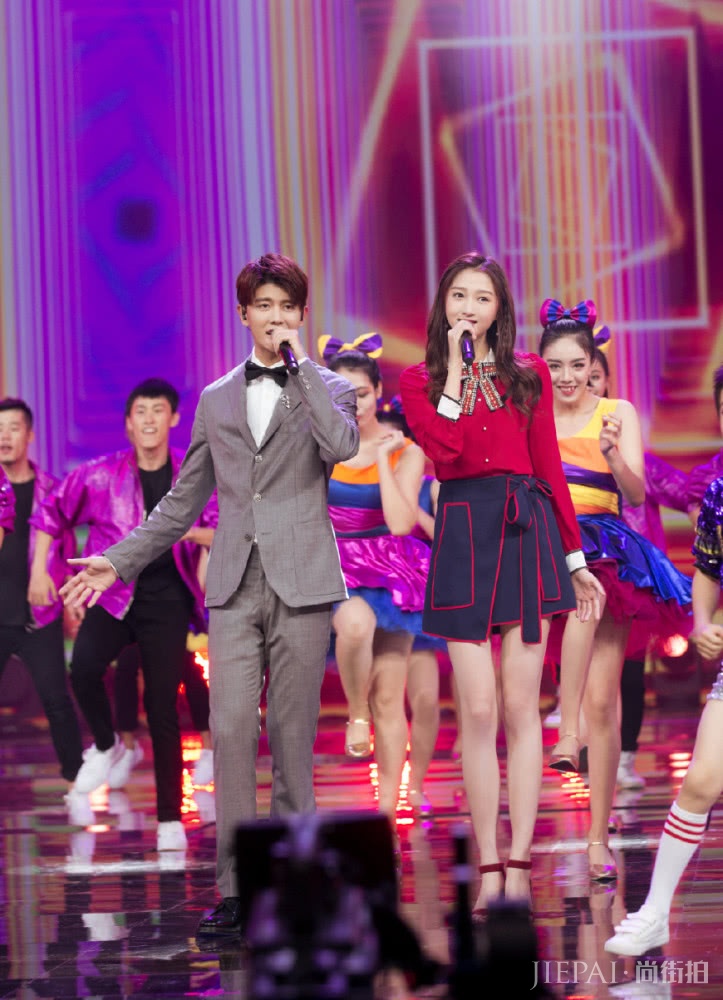 173cm的关晓彤颜值高，红装配油发也能轻松驾驭