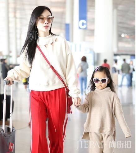 又拿甜馨出来晒?李小璐被吐槽:别害了孩子!