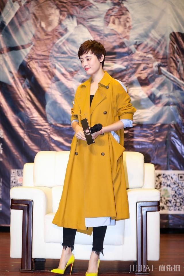 孙俪又穿长外套，这次换个颜色虽然低调很多，但也更高级有气质了