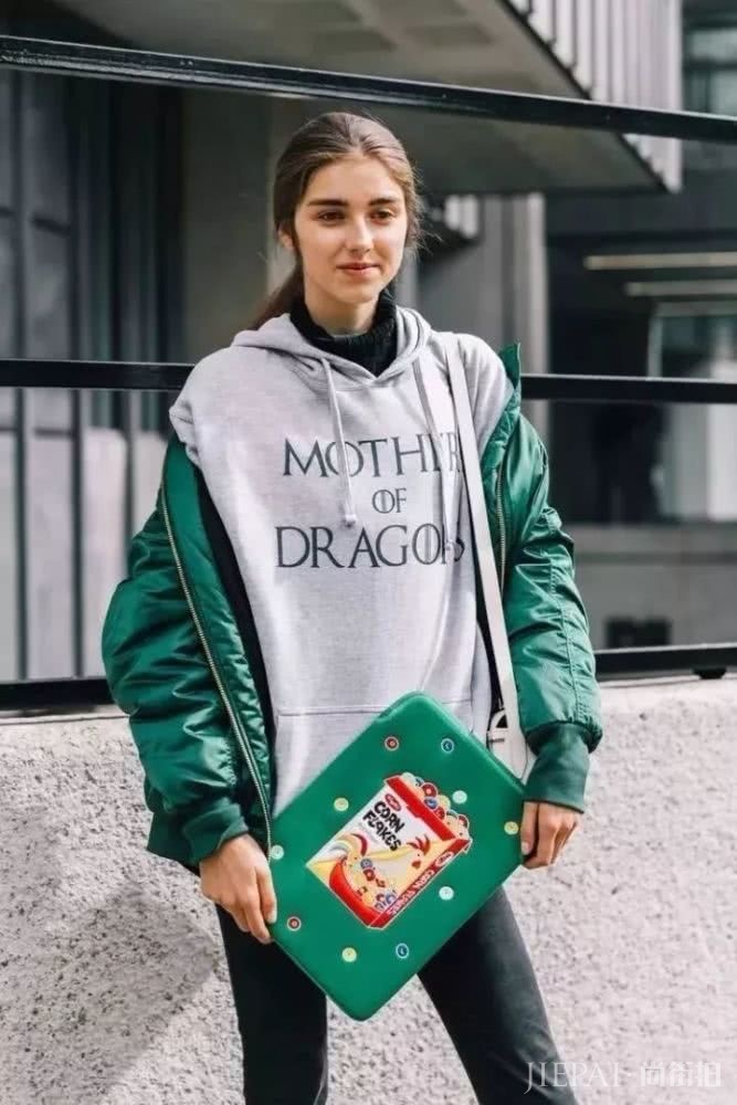 卫衣+牛仔裤=在2018秋冬街拍真的时髦炸了