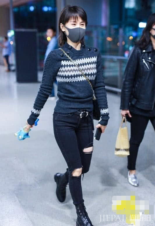 王子文这腿可以出道了，美腿瘦到合不拢，破洞黑裤搭针织衫简直美呆了