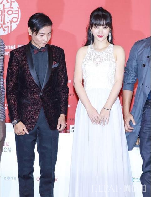 柳岩白裙温婉出席《张天志》釜山记者会 向张晋推荐自热小火锅