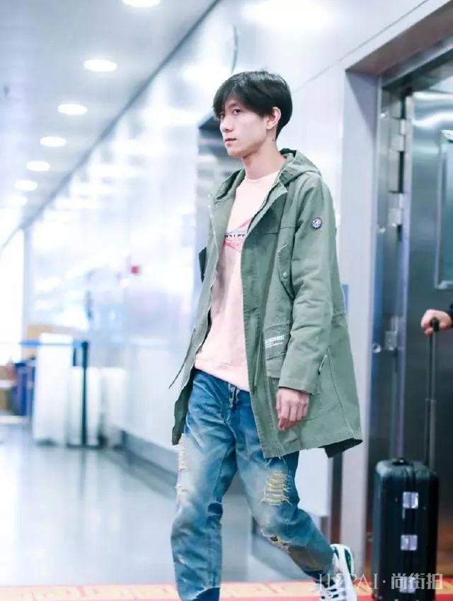 张一山机场街拍现新造型 头发拉直后大变样，四六分发型又痞又坏