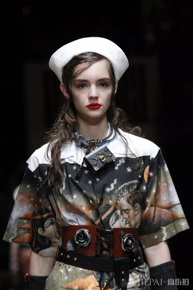 时尚圈的黑科技挂脖包你尝试过吗?