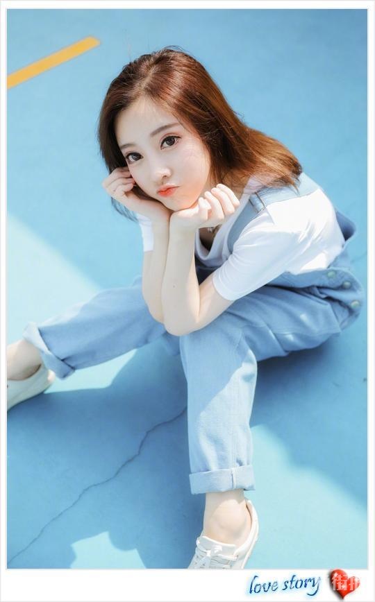 冯提莫穿超短裙不得了,胸以下全是腿,真会搭