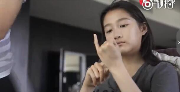 看到一个脏不拉叽的关晓彤从地下冒出来,还蛮震撼的