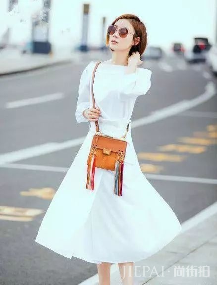 入冬后女人穿对这3种颜色的衣服,不仅显白,还很减龄~