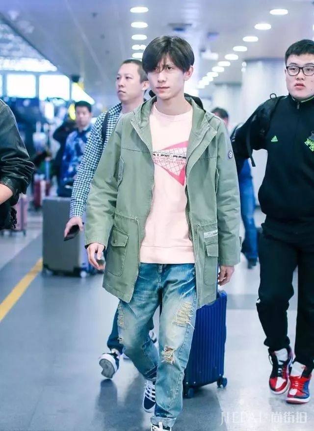 张一山机场街拍现新造型 头发拉直后大变样，四六分发型又痞又坏