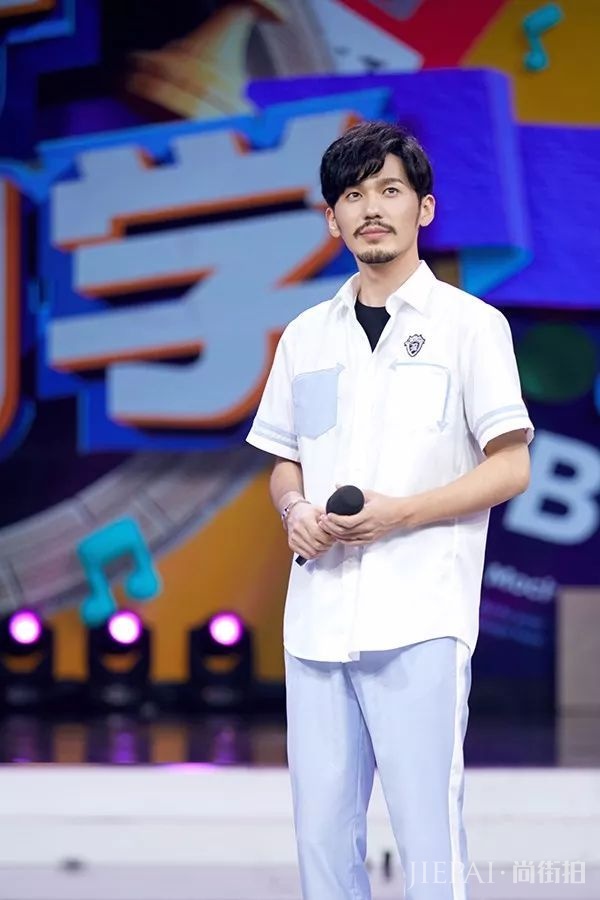 朱一龙可盐可甜的白衬衫你穿就成老干部画风?原因是…