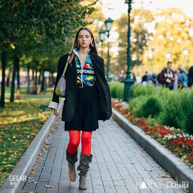 来自俄罗斯时装周的街拍搭配灵感！秋冬季的一抹亮色点缀