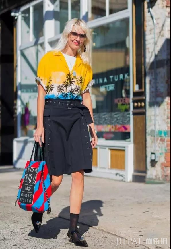 秋天女生穿什么袜子好看 看看今天尚街拍的推荐吧