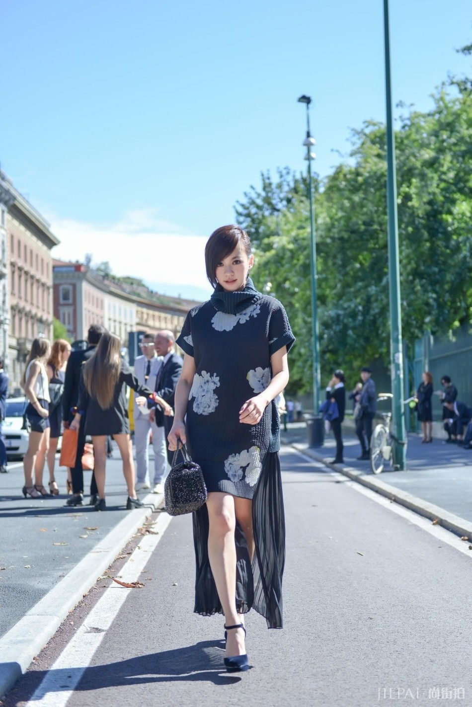 孕妈陈意涵踩着两根针上台，网友：对孩子也忒不负责了？