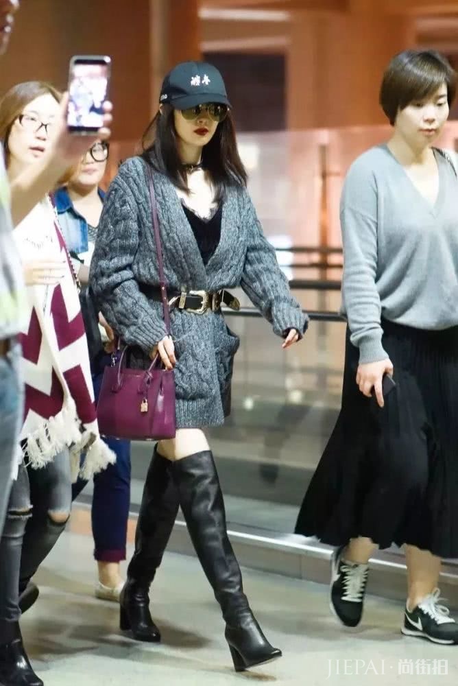 今年秋冬,杨幂的毛衣搭配穿法又火起来了