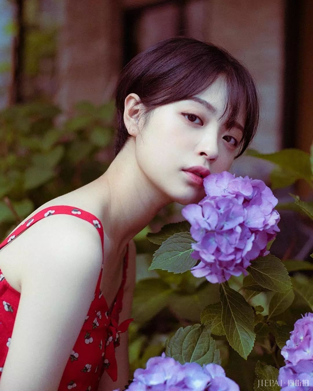 短发女生不够性感？下面给你看看这个五官精致的韩国短发模特…