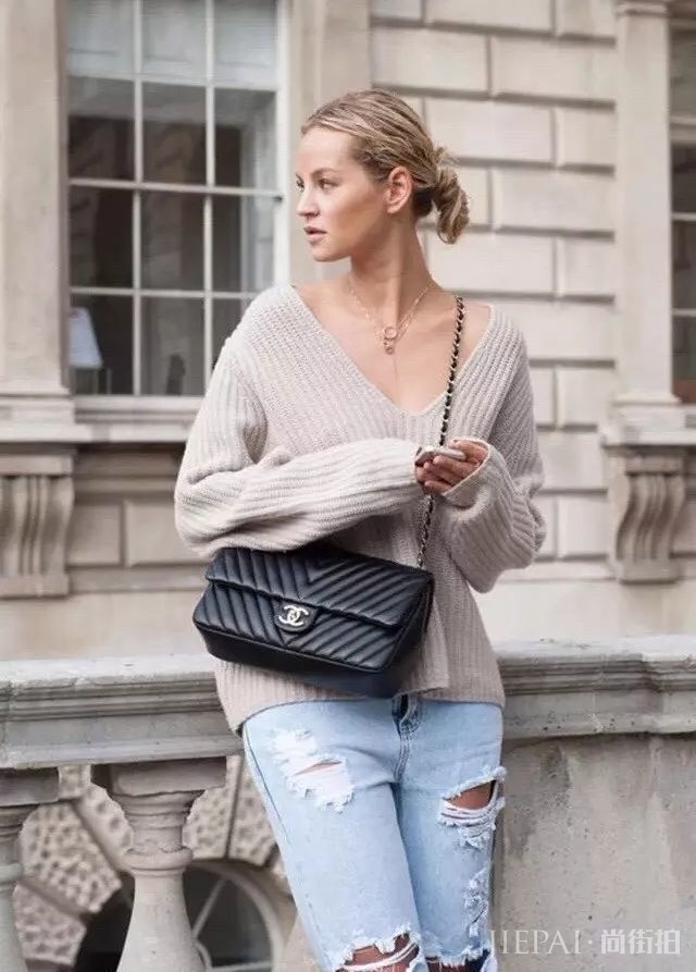 欧美街拍 看潮人冬天穿毛衣戴项链，气质迷人又保暖