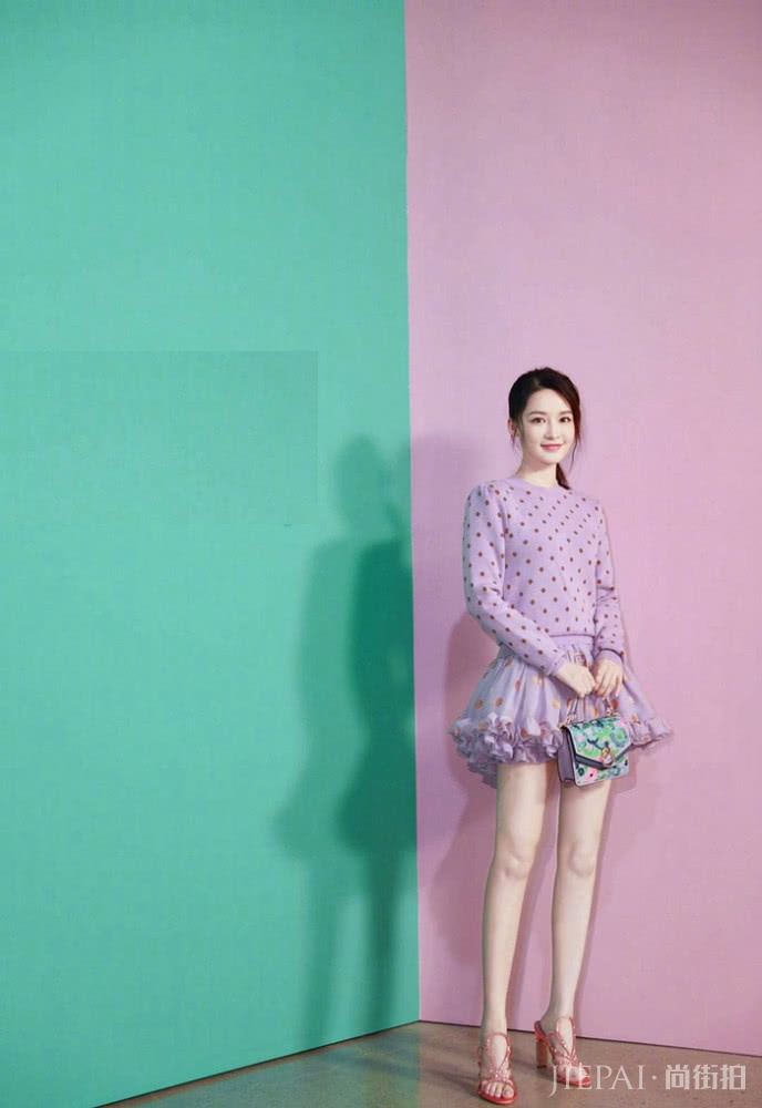 李沁终于换风格啦 ，西装配蕾丝纱裙秒变御姐