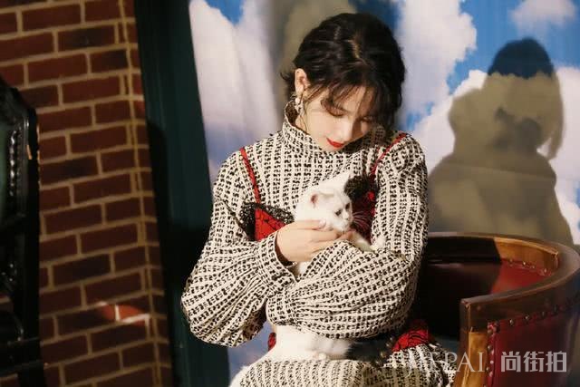 陈瑶身穿黑色吊带连衣裙尽显时尚优雅