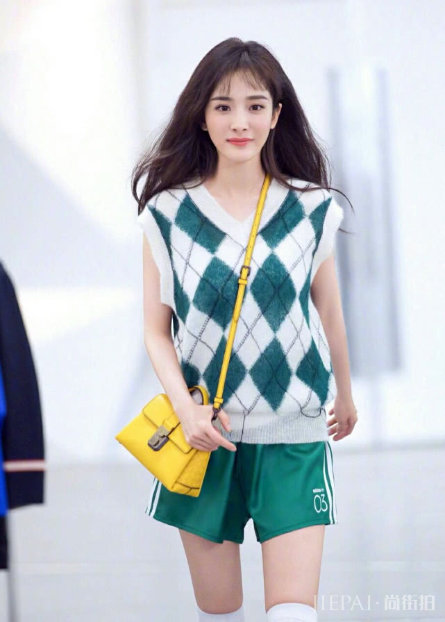 杨幂在节目里很出彩，这句话亮了，身上的衣服更时髦