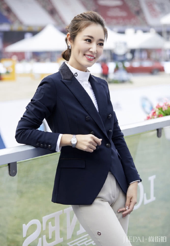 林心如用两套服装出席活动,作训服精致礼服优雅,扎葫芦辫甜炸了