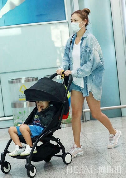 应采儿不愧是辣妈，高马尾+空气刘海装少女，可是真看不出年纪