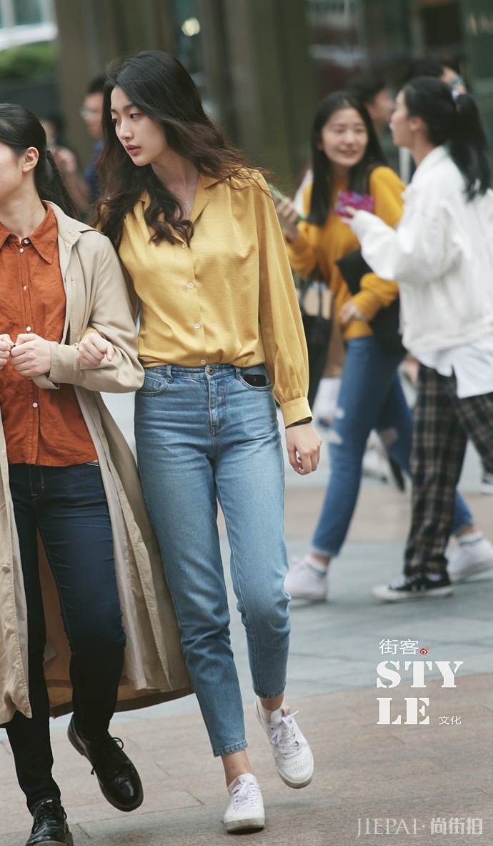 秋季毛衣搭配的好，撞衫也不怕，看街头美女穿出仙女气质