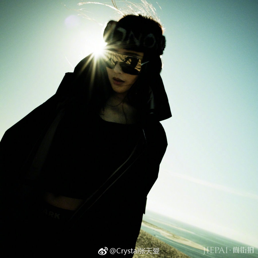 张天爱海边漫步心情好 洒脱率性享受生活