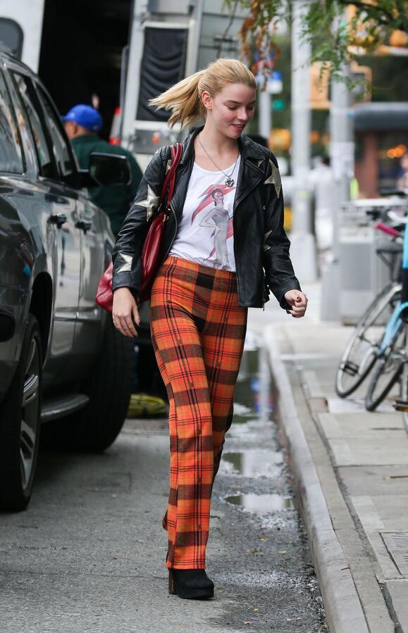 安雅·泰勒乔伊纽约街头甜美街拍，金发飘逸