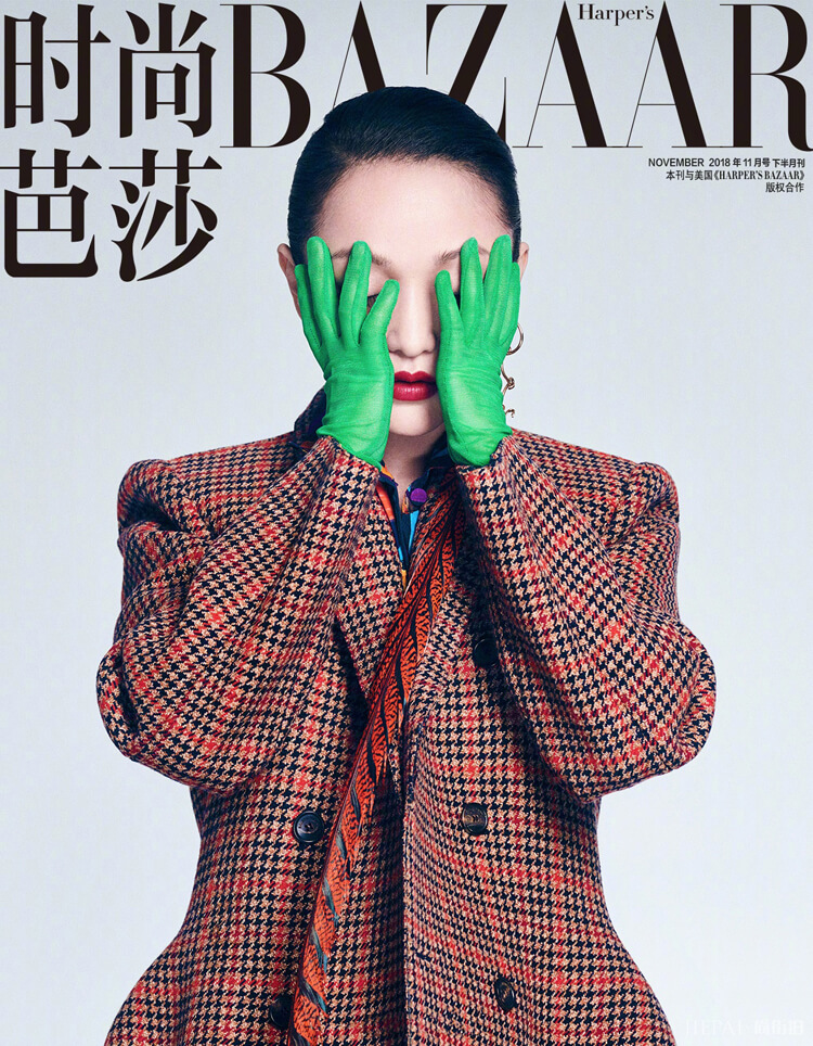 周迅登杂志发型干练红唇妖艳,没想到却把“洗碗手套”凹成了c位