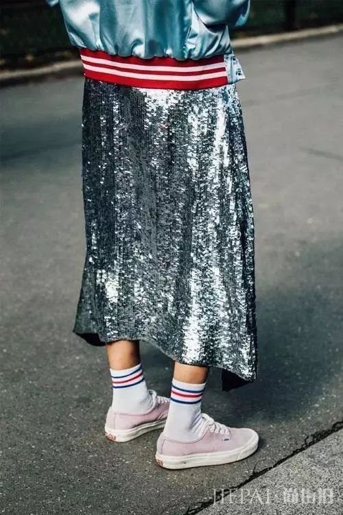 露脚踝过时了？穿运动鞋露袜子才是真时髦！