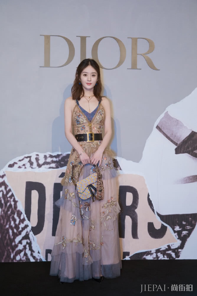 赵丽颖美呆了,一身粉色连衣裙搭配秒变18岁少女