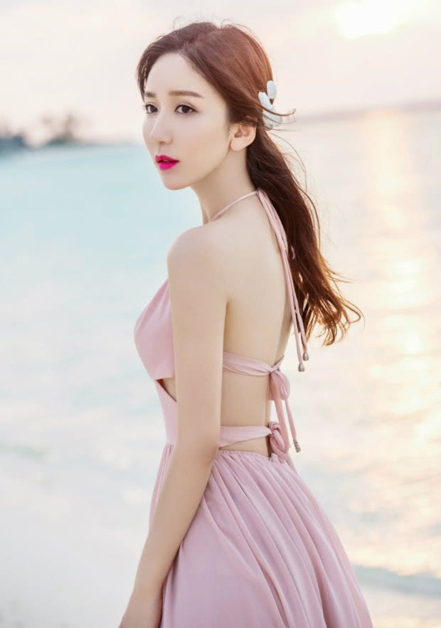 娄艺潇穿裙子大秀美背,好像穿了件“内衣”,性感十足